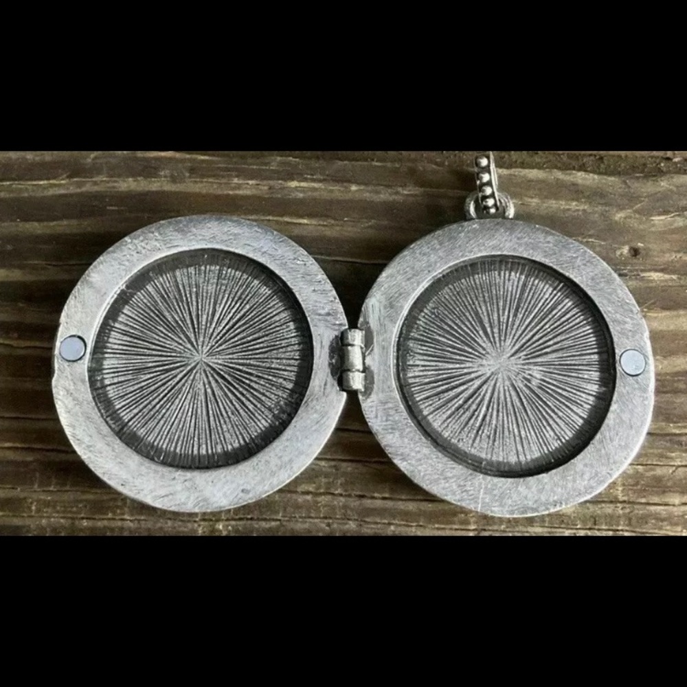 Vintage Stainless Steel Memorial Picture Locket - Picture 5 of 6